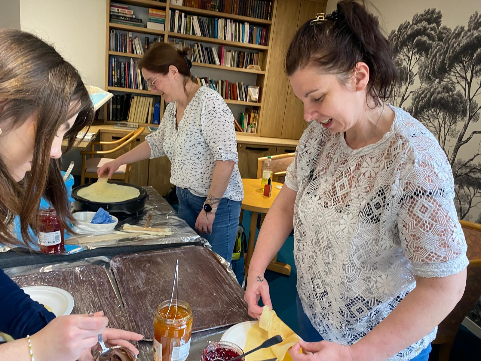 Residence Des Lices Residence Services Seniors Rennes GOUTER CREPES AVEC ESTELLE ELODIE 3